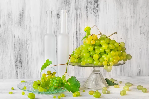 Stilleven vruchten bottlle wijn druiven — Stockfoto