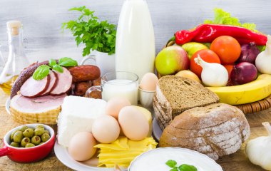 çeşitli gıda süt ürünleri et ekmek