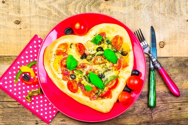 Köstliche italienische Pizza serviert Holztisch — Stockfoto