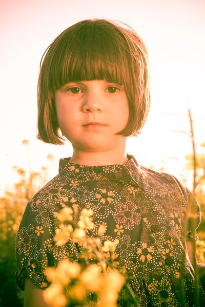 สาวน้อยมือช่อดอกไม้สนามข่มขืน — ภาพถ่ายสต็อก