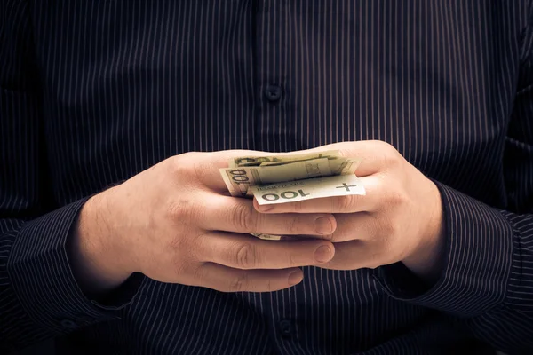 Чоловік тримає в руках Польська гроші — Stockfoto