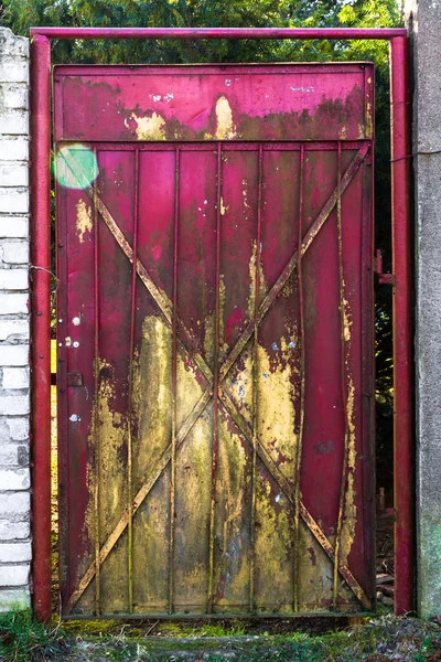 Staré ocelové brány vstupu zahrada — Stock fotografie