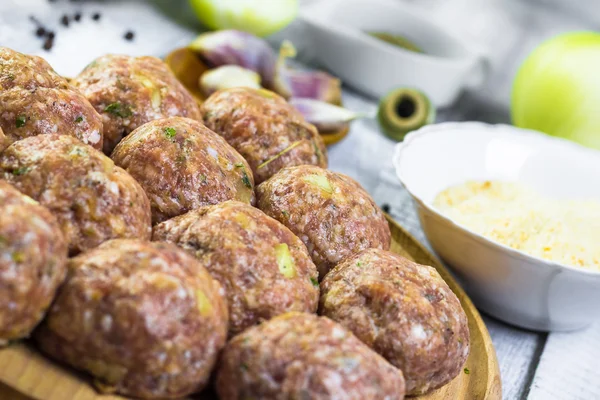 Bolas de carne cruda carne picada preparado pan rallado —  Fotos de Stock