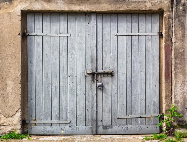 Mur de briques ruiné porte fermée en acier — Photo