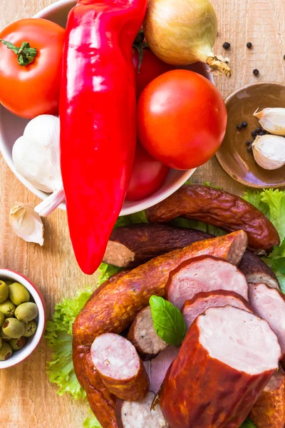 Olika kött grönsaker träbord — Stockfoto