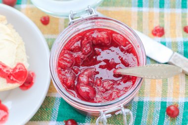 bektaşi üzümü reçel kavanoz kaşık scooping