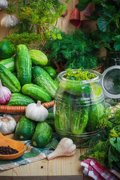 Pot cornichons autres ingrédients décapage — Photo