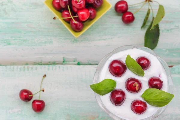 Bovenaanzicht cherry dessert vruchten — Stockfoto