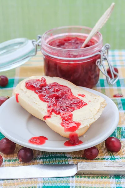 Mermelada de mantequilla de pan de trigo grosella — Foto de Stock