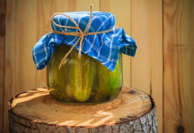 kavanoz salatalık turşusu ahşap güdük