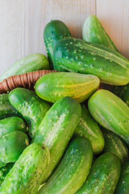 çok taze yeşil salatalık ahşap tablo