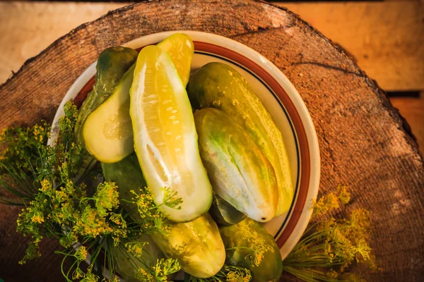 Plateau de concombres marinés hachés planche en bois — Photo