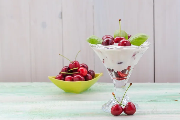 Glas körsbär dessert skål frukt — Stockfoto