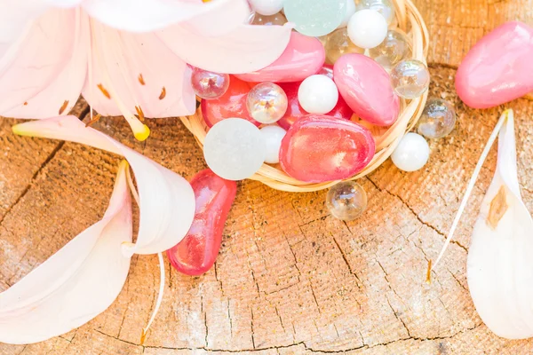 Spa concept zen stenen gekleurde lily — Stok fotoğraf