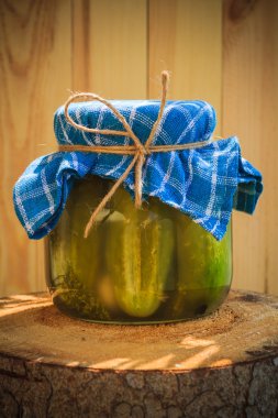 kavanoz salatalık turşusu ahşap güdük