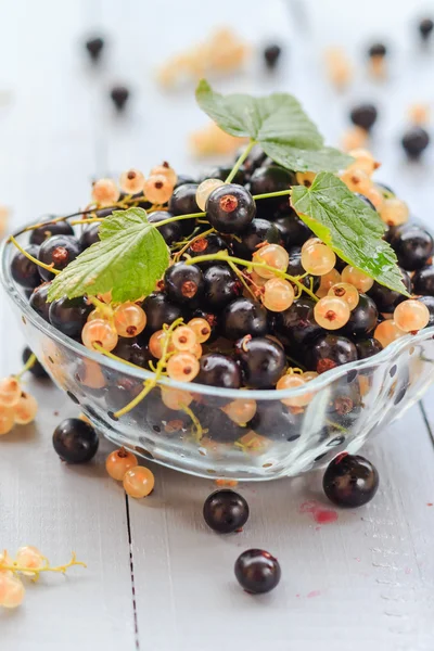 Fruits white black currants saucer wooden table — Stock Photo, Image