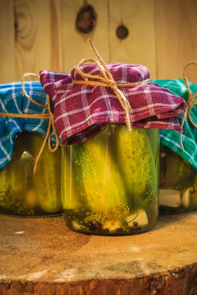 Frascos conservados em conserva gherkins mesa de madeira — Fotografia de Stock