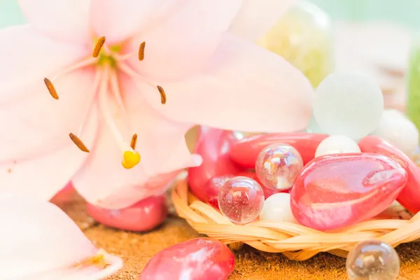 Wellness-Konzept Zen-Steine farbige Lilie — Stockfoto