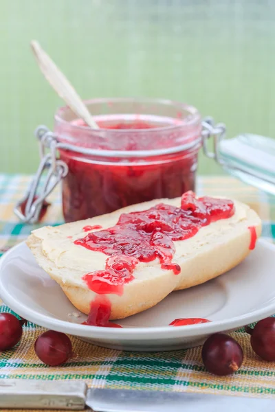 Tarwe brood boter jam kruisbes — Stockfoto