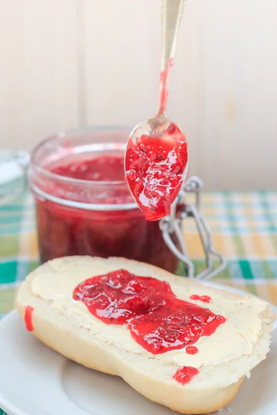 Applicazione rotolo di cucchiaio di marmellata di uva spina — Foto Stock