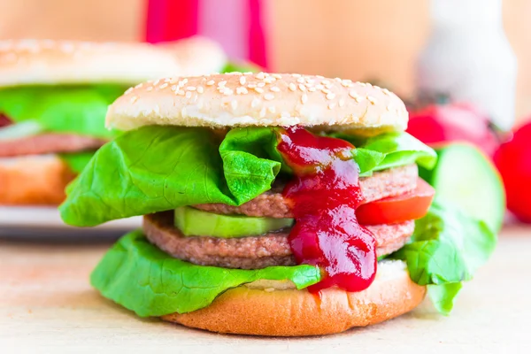Appetitliche große Cheeseburger frische Salatgurke — Stockfoto