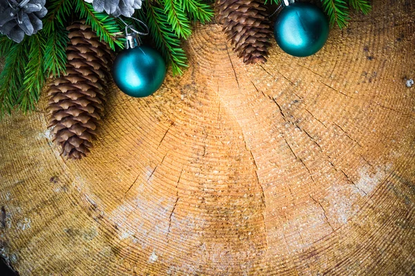 Albero di Natale abete rosso pino palle di Natale in legno — Foto Stock