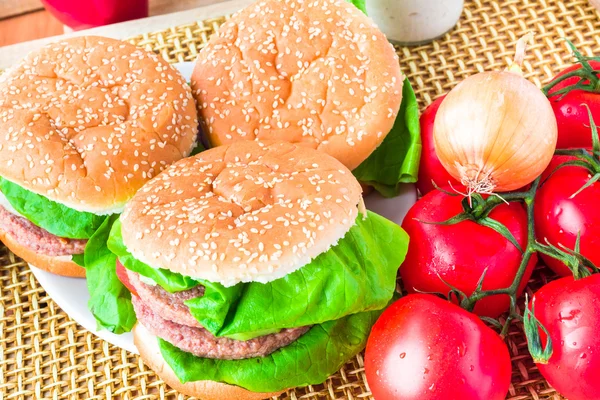 Closeup homemade hamburger fresh vegetables — Stock Photo, Image