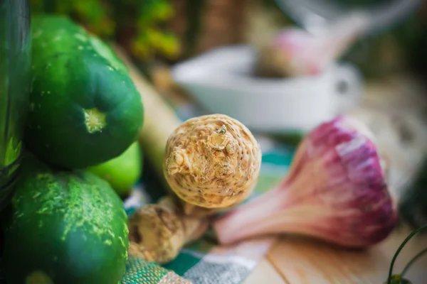 Närbild pepparrot rot omgiven ingredienser betning cucumbe — Stockfoto