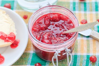 bektaşi üzümü reçel kavanoz kaşık scooping