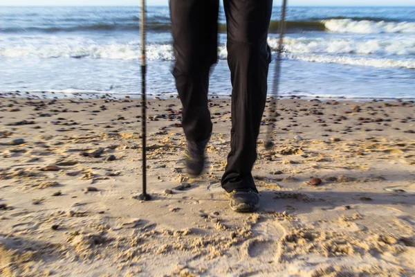 Nordic walking sport uitvoeren lopen bewegingsonscherpte buiten persoon benen se — Stockfoto