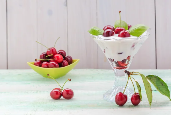 Vidro cereja sobremesa tigela fruta — Fotografia de Stock