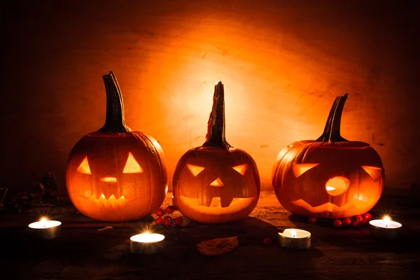 Halloween dýňové lampióny temné světlo naštvaný obličej spadají — Stock fotografie