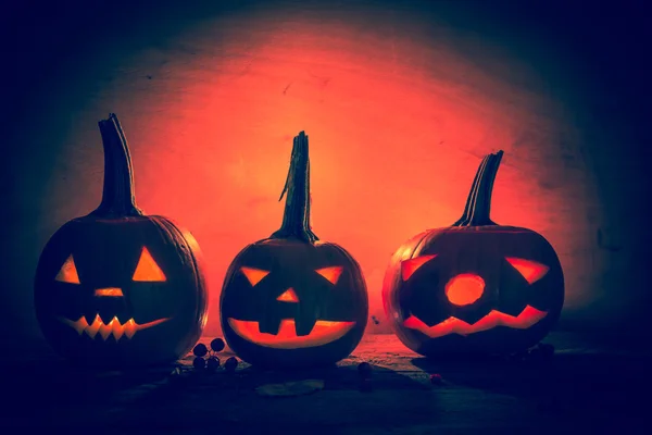 Halloween zucca lanterne buio luce arrabbiato faccia cadere — Foto Stock