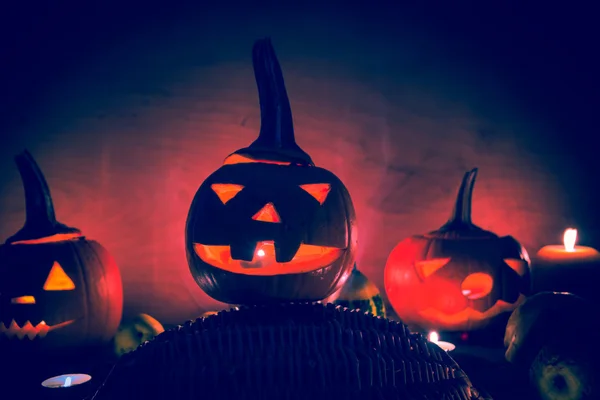 Halloween zucca lanterne buio luce arrabbiato faccia cadere — Foto Stock