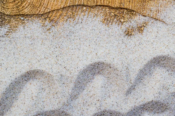 Meeresgrund Sand verschüttet Holztisch — Stockfoto