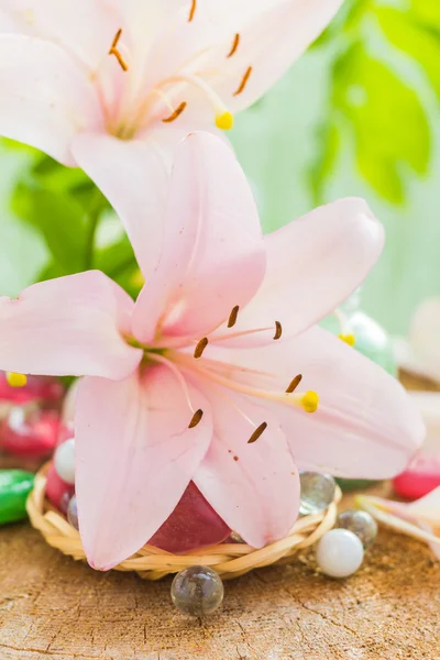 Concepto de spa flor lirio sal baño — Foto de Stock