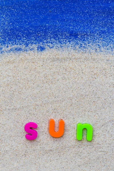 Woord zon zand blauw bord gelegd — Stockfoto