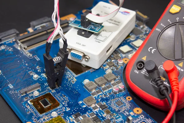 Bilgisayar tamir servisi. Mühendis ana bilgisayarı tamir ediyor. Donanım geliştiricisi elektronik bileşenleri ölçer. 