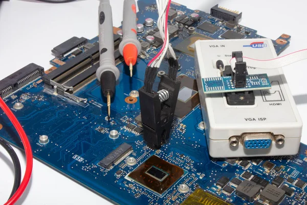Computerreparaturservice Ingenieur Repariert Laptop Mainboard Hardware Entwickler Messen Elektronische Bauteile — Stockfoto