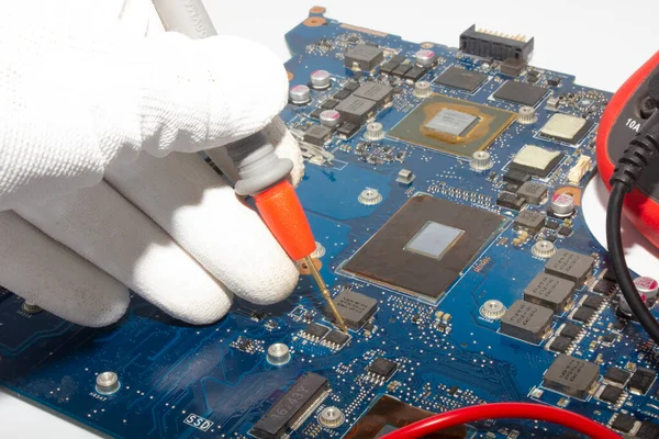 Computerreparaturservice Ingenieur Repariert Laptop Mainboard Hardware Entwickler Messen Elektronische Bauteile — Stockfoto