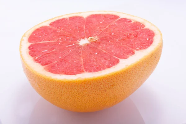 赤グレープフルーツ 半分にカット 新鮮な自然 白のジューシーな果物 — ストック写真