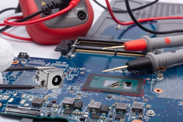 Bilgisayar tamir servisi. Dizüstü bilgisayarı tamir eden mühendis.