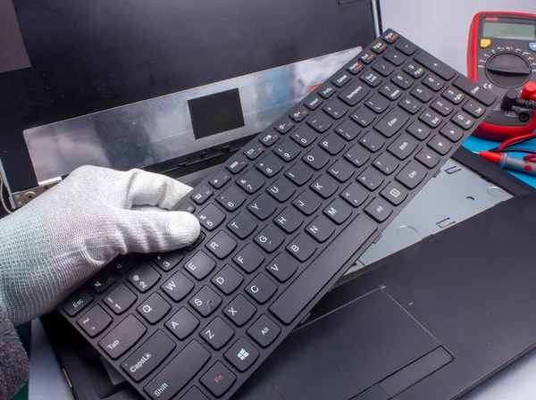 Ремонт Ноутбуков Техник Обслуживанию Разбирает Старую Поврежденную Клавиатуру — стоковое фото