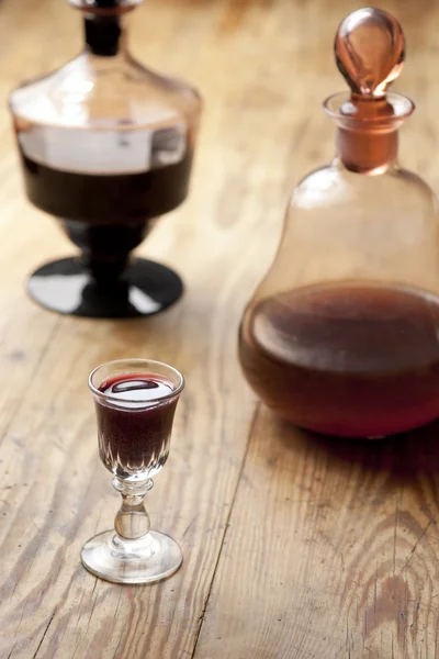 Carafe avec liqueur de verre . — Photo