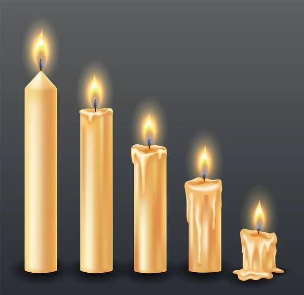 Candele accese con gocciolamento o cera che scorre. Candele gialle con fiamma dorata. Lit e cera fusa. Disposto da alto a basso. Illustrazione di belle candele incandescenti su sfondo scuro — Vettoriale Stock