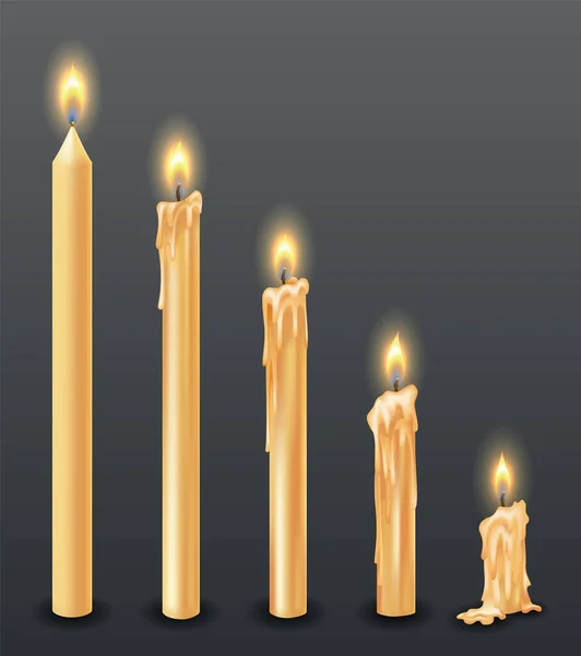 Płonące świece z kapiącym lub płynącym woskiem. Żółte świece ze złotym płomieniem. Lit i stopiony wosk. Rozmieszczone od wysokiego do niskiego. Ilustracja pięknych świec na ciemnym tle — Wektor stockowy