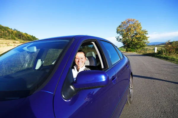 Junges hübsches Mädchen reitet in einem Auto — Stockfoto