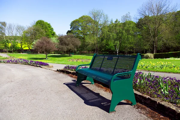 Bank im Park — Stockfoto