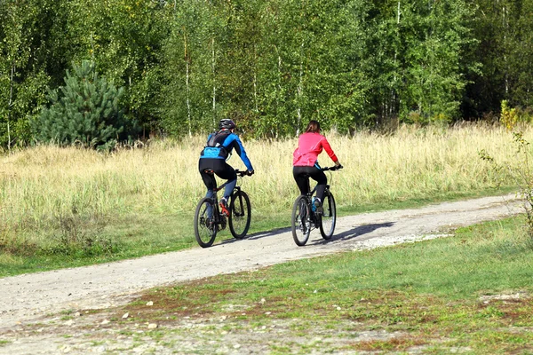 Велосипедная пара на открытом воздухе — стоковое фото