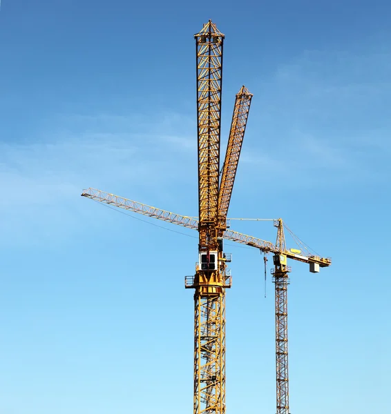 Yellow construction crane against blue sky — Stock Photo, Image